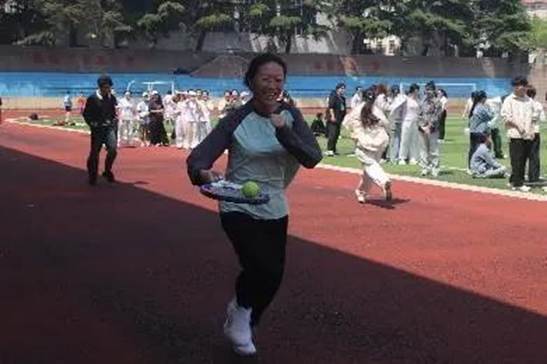 一群人站在草地上 AI 生成的内容可能不正确。