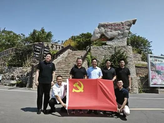 人们在看台上的人在路上走 AI 生成的内容可能不正确。