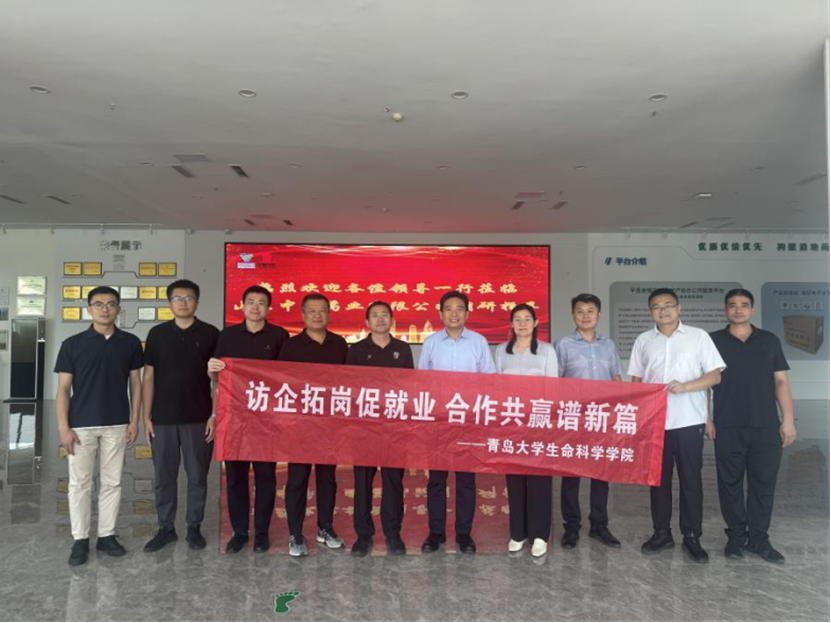 一群人站在室内 AI 生成的内容可能不正确。