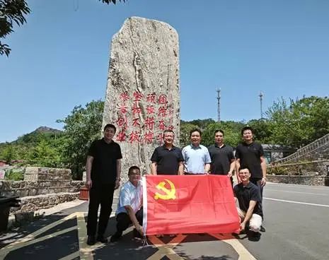 一群人站在路上 AI 生成的内容可能不正确。