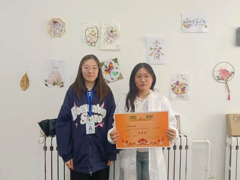 图片包含 标志, 站, 女人, 男人 AI 生成的内容可能不正确。